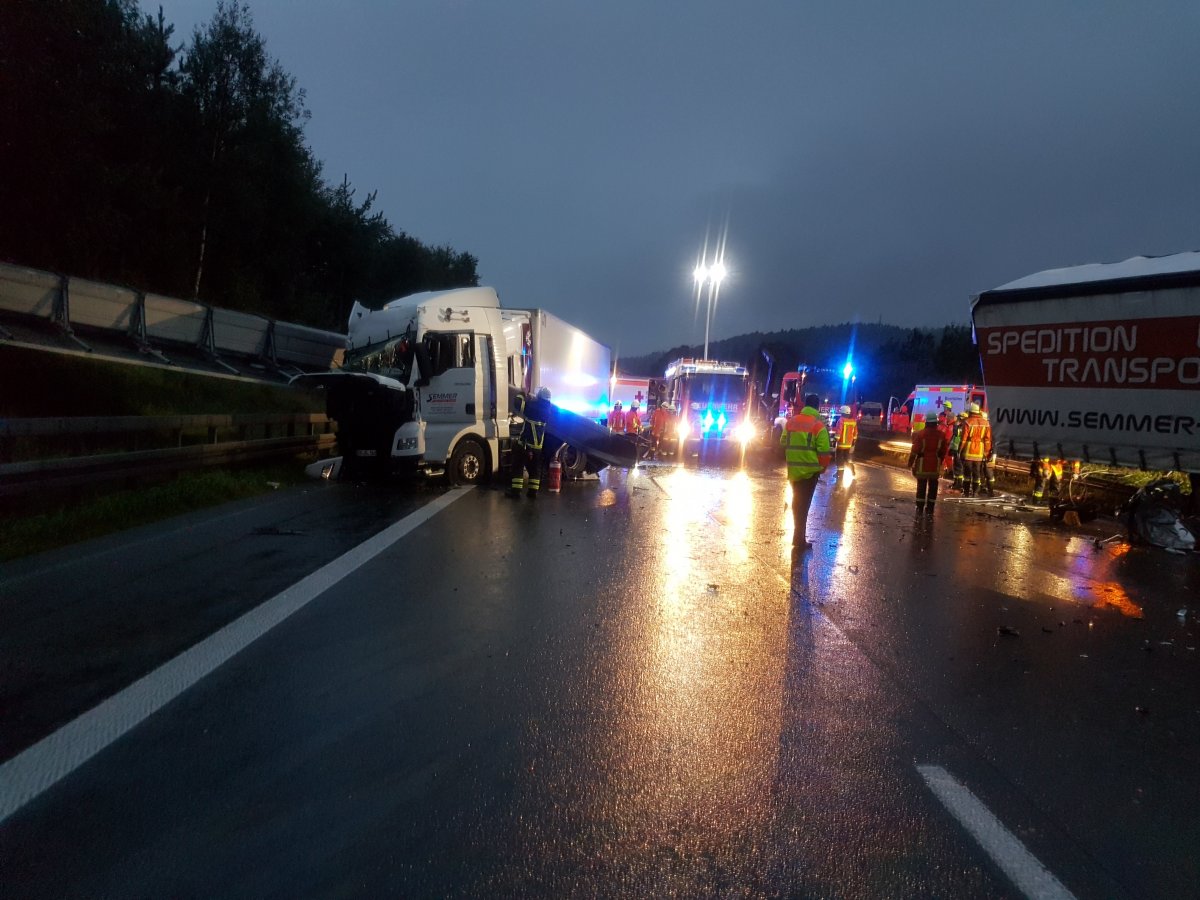 LKW durchbricht Leitplanke