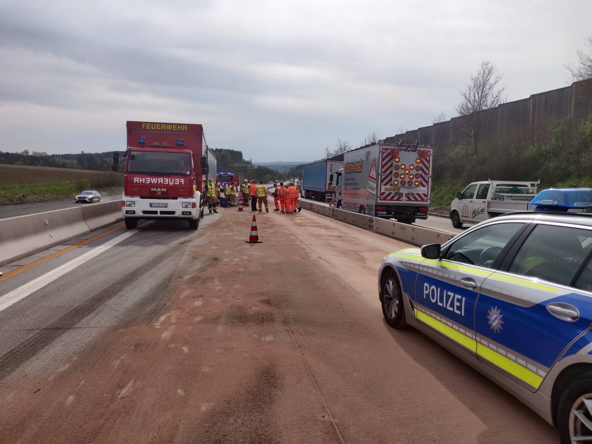 Ausgedehnte Ölspur auf der A9