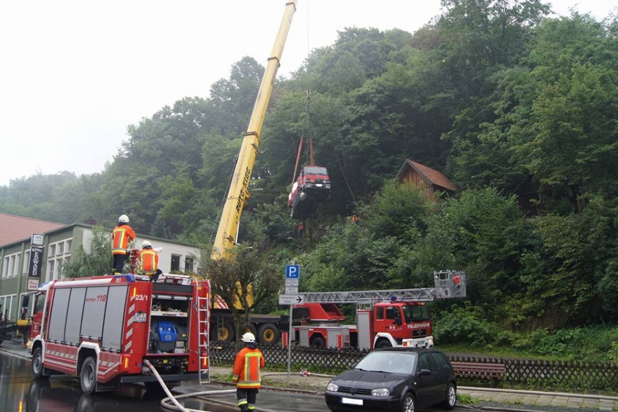 Heizöltanklaster droht abzustürzen